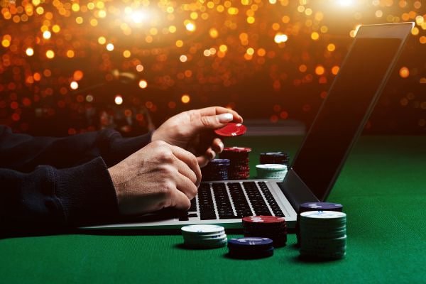Tata letak meja Three Card Poker dengan dealer profesional di studio langsung hongkongpools
